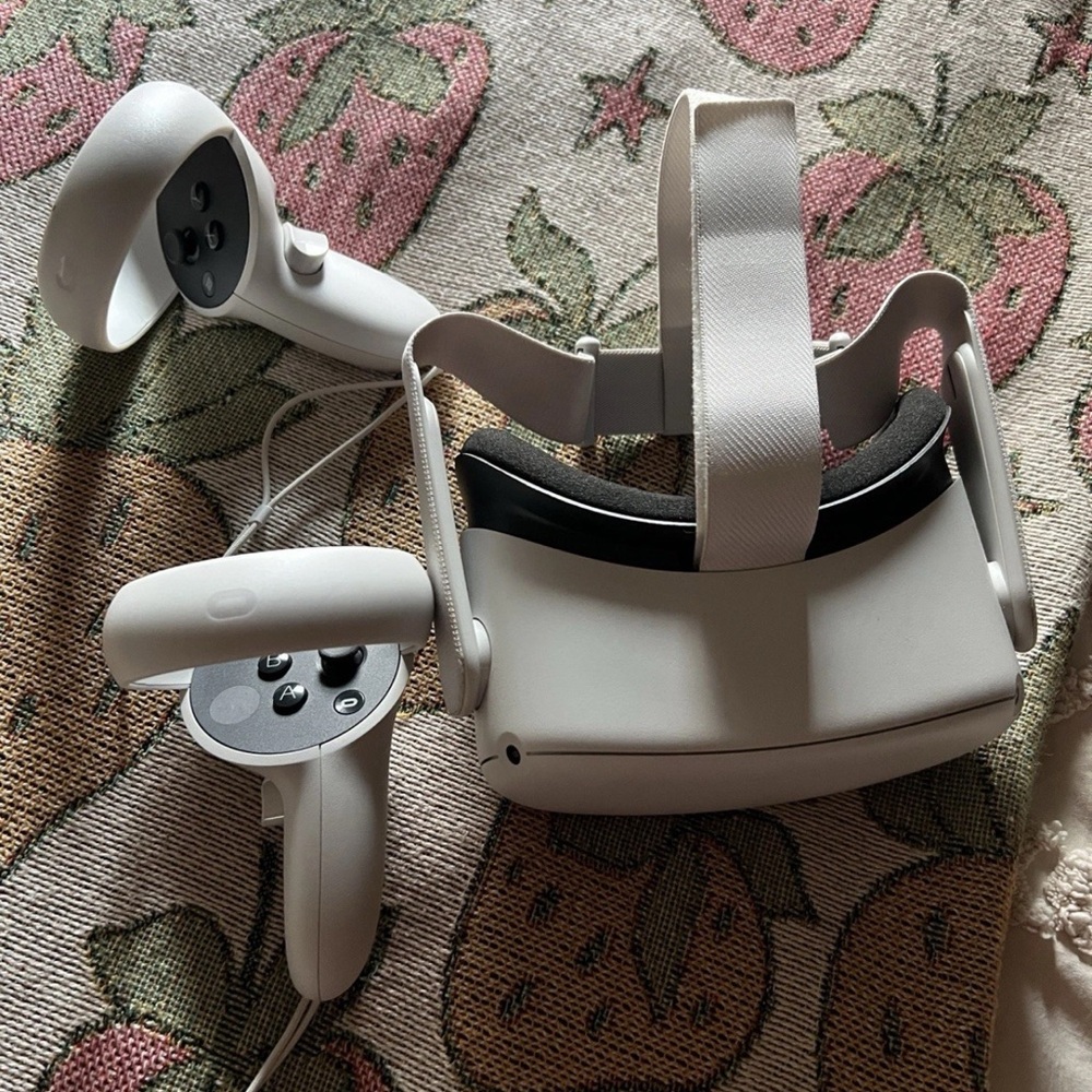 Meta Oculus Quest 2 128GB Virtual Reality Headset - White